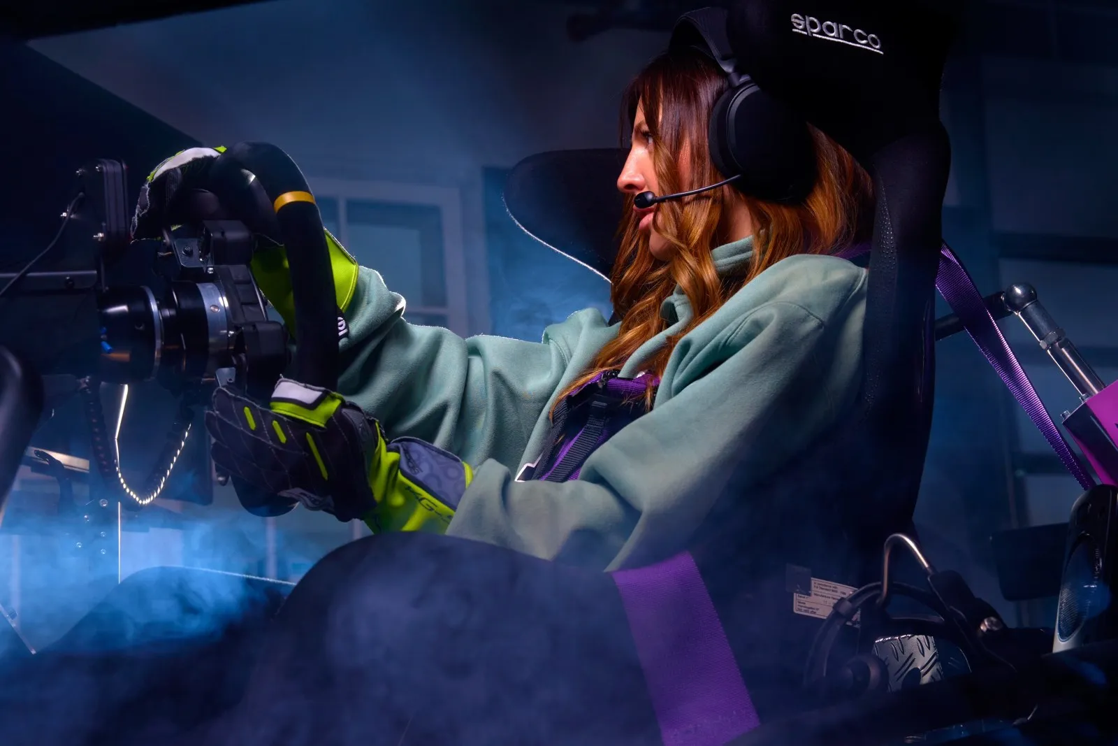 Fahrerin im Actoracer Full-Motion Simulator