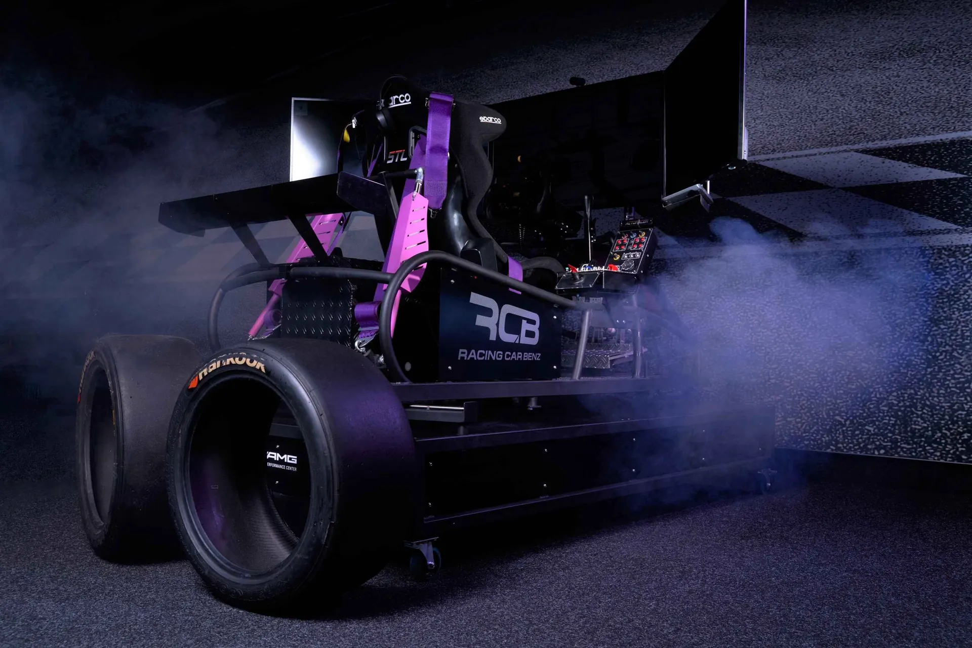 Full-Motion Rennsimulator der Arena Bonn