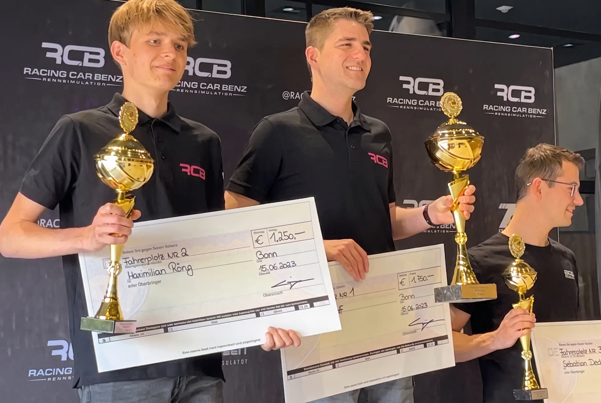Siegerehrung mit Pokalen und Siegerschecks vor der Racing Car Benz Wand (Mit KI bearbeitet)