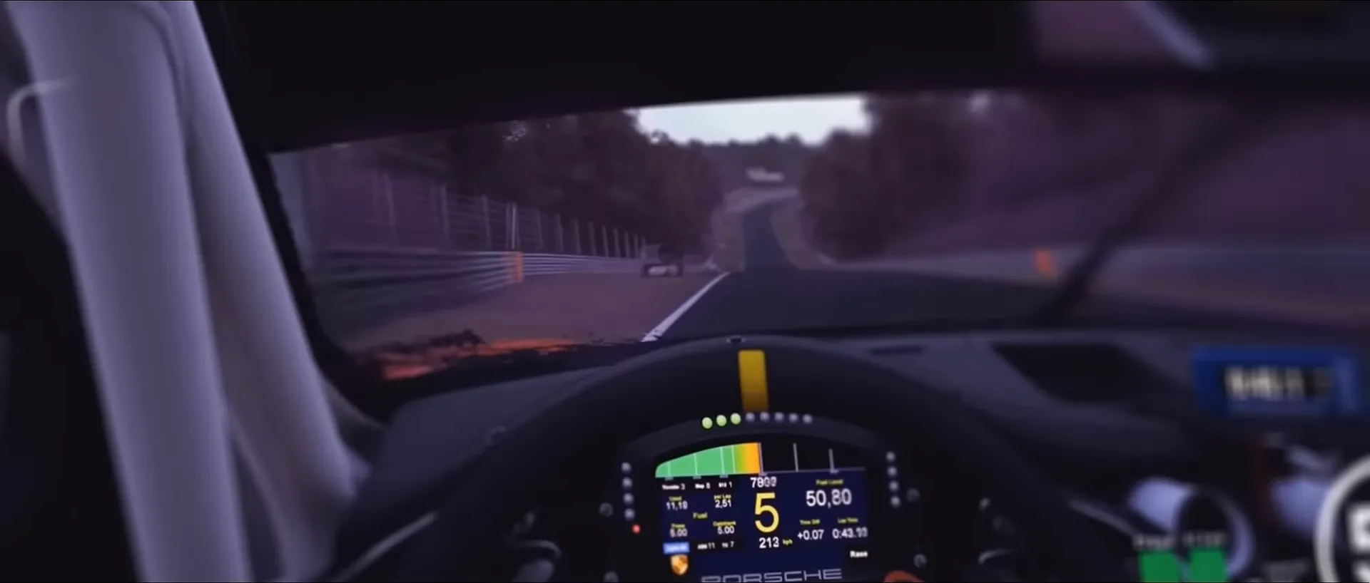 Blick aus dem Cockpit auf eine Rennstrecke