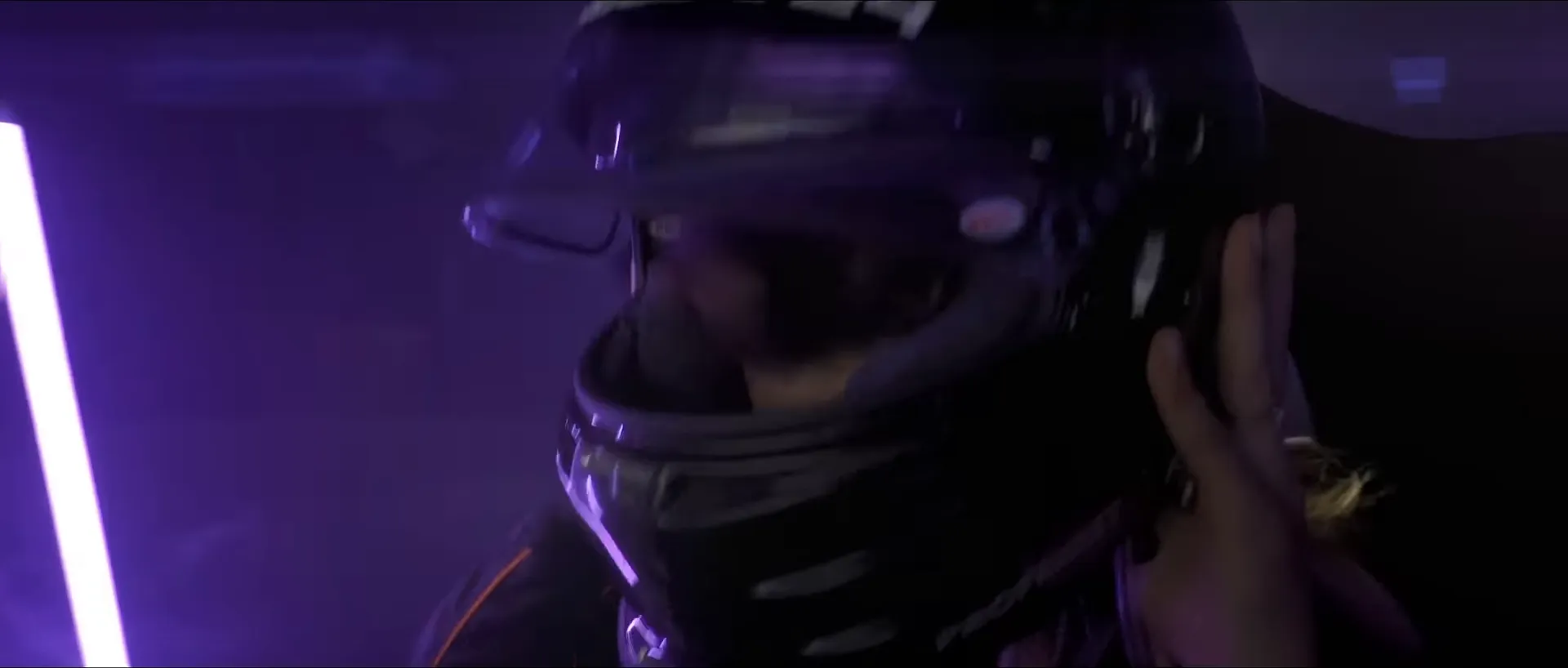 Fahrerin setzt den Helm auf